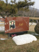 E尊国际集团是如何为著名演员李媛媛打造名人艺术墓碑的？