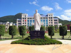 鲁迅雕像：一代文豪的精神印记