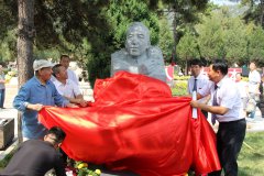 赵树理纪念雕像：一位文学巨匠的永恒颂歌