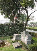 神笔永铸：一座纪念碑里的东方童话密码